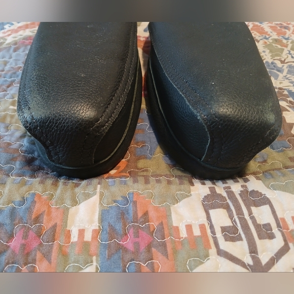 Vintage Beaded Moccasins Hide Leather Size 10 Black Handcrafted Slippers - Picture 12 of 13